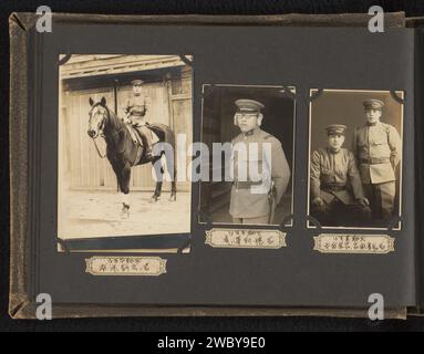 Trois portraits de soldats japonais inconnus, un à cheval, anonyme, v. 1930 - v. 1940 photographie ces photos font partie d'un album. Baryta Paper. papier gélatine argent imprimé personne historique anonyme représentée. le soldat ; la vie du soldat. cheval Banque D'Images