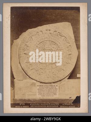 Piedra del sol dans le musée archéologique de Mexico, Abel briquet, 1896 photographie papier de Mexico. Calendrier imprimé albumen carton, almanach Mexico Banque D'Images