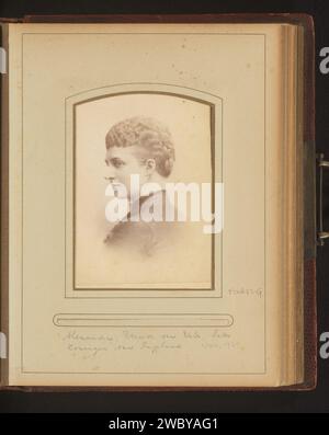 Production photographique d'un portrait signé par Alexandra van Denmark, William & Daniel Downey, d'après Anonymous, photographie 1875 - 1881. Cabinet photographie cette photo fait partie d'un album. support photographique. Carton albumen print personnes historiques - BB - femme. reine Banque D'Images