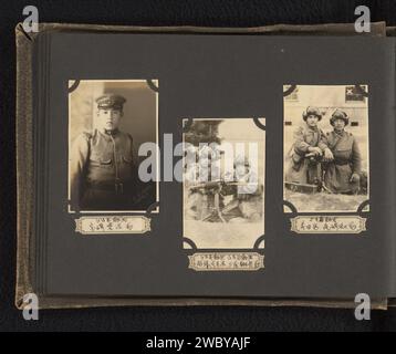 Trois portraits de soldats japonais inconnus, deux lors d'actions militaires, Anonyme, c. 1930 - c. 1940 photographie ces photos font partie d'un album. Korea Baryta Paper. papier gélatine argent imprimé personne historique anonyme représentée. le soldat ; la vie du soldat Banque D'Images