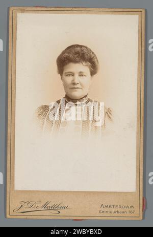 Portrait d'une femme inconnue, Jean Daniel Matthieu, 1890 - 1907 photographie de cabinet Amsterdam Cardboard. support photographique femme adulte Banque D'Images