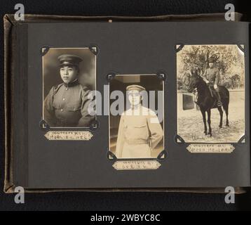 Trois portraits de soldats japonais inconnus, un à cheval, anonyme, v. 1930 - v. 1940 photographie ces photos font partie d'un album. Baryta Paper. papier gélatine argent imprimé personne historique anonyme représentée. le soldat ; la vie du soldat. cheval Banque D'Images