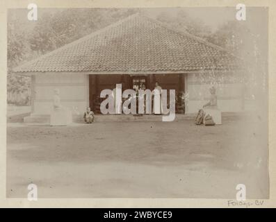 Néerlandais pour une maison avec des statues de Bouddha dans les Indes orientales néerlandaises, Anonyme, c. 1895 - c. 1905 photographie partie de Reisalbum avec des photos de sites en Italie, en Suisse et aux Indes orientales néerlandaises. Dutch East Indies, le journal. support photographique logement rural, par exemple maison de campagne, villa, chalet. Pièce de sculpture, reproduction d'une pièce de sculpture (+ sculpture) Indes orientales néerlandaises, The Banque D'Images