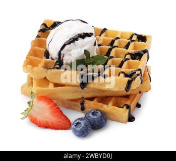 Gaufres belges savoureuses avec crème glacée, baies et sirop de chocolat sur fond blanc Banque D'Images