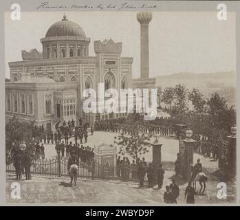 Cérémonie militaire à la Yıldız Hamidiyemoskee à Istanbul, Sébah & Joaillier, c. 1900 - en 1910 ou avant photographie partie de l'album photo d'un voyage à travers l'Europe du Sud et le Moyen-Orient. Istanbul support photographique albumen print temple, sanctuaire  Islam, Mohammedanism. division des forces armées (+ forces terrestres) Istanbul Banque D'Images