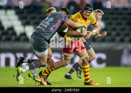 Swansea, Royaume-Uni. 12 janvier 2024. Kelian Galletier d'USA Perpignan est attaqué Owen Watkin d'Ospreys lors du match de la coupe d'Europe entre Ospreys et Perpignan au Stade Swansea.com de Swansea le 12 janvier 2024. Cette image ne peut être utilisée qu'à des fins éditoriales. Usage éditorial uniquement. Crédit : Ashley Crowden/Alamy Live News Banque D'Images