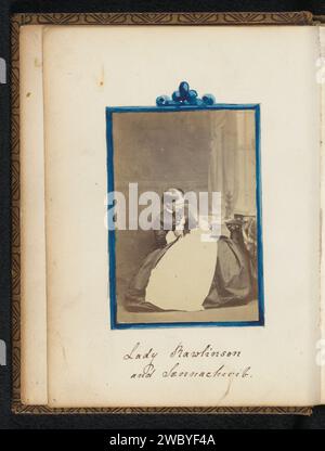 Lady Rawlinson, anonyme, 1865 - 1867 photographie Portrait de Louisa Caroline Harcourt Seymour, Lady Rawlinson, avec bébé Sennacherib. Photo sur album magazine dans album avec 68 photos principalement avec décorations de bord acclamées. Il s’agit principalement de portraits en format carte-de-visite. Support photographique pour l'Angleterre. carton. Aquarelle (peinture) albumen print personnes historiques - BB - femme. mère et bébé ou jeune enfant Banque D'Images