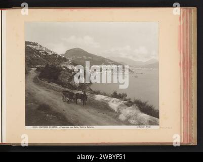 Gezicht Op Raito, Vietri sul Mare en Salerno, Brogi Edition, c. 1875 - en 1907 ou avant photographie partie de l'album photo avec des enregistrements de sites et d'œuvres d'art en Italie. Salerno (province) support photographique gélatine tirage argentique vue de la ville en général ; 'veduta'. Raito de la côte rocheuse. Vietri sur la mer. Salerno Banque D'Images