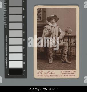 Portrait d'un étudiant inconnu de Groningue à Maskeradekostuum, Berend Mulder, carte de visite 1886 - 1897. Photographie papier baryté de Groningen. concours d'étudiants en carton. costumes utilisés dans les concours. Une personne historique anonyme a représenté Groningue Banque D'Images