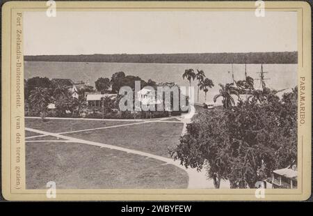 Fort Zeelandia et le Buitensociëteit à Paramaribo vu d'une tour, vers 1900 - dans ou avant 1927 photographie. Photographie de cabinet partie de l'album photo avec des vues à Paramaribo. Paramaribo carton. papier. impression collotype voyage d'encre ; tourisme. perspective de ville, panorama de ville, silhouette de ville. rivière. forteresse. Jardins publics, parc Suriname. Paramaribo. Fort Zeelandia Banque D'Images