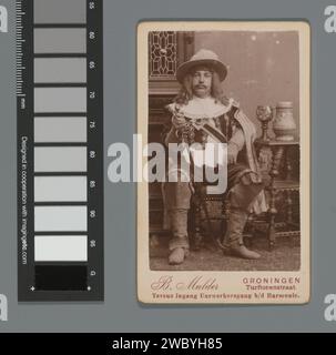 Portrait d'un étudiant inconnu de Groningue à Maskeradekostuum, Berend Mulder, carte de visite 1886 - 1897. Photographie papier baryté de Groningen. concours d'étudiants en carton. costumes utilisés dans les concours. Une personne historique anonyme a représenté Groningue Banque D'Images