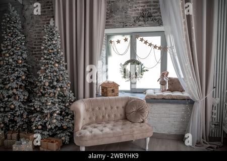 Rebord de fenêtre avec des éléments du nouvel an - arbres de Noël, décorations, boules de Noël. Joyeux Noël et bonne année carte de voeux. Confortable Banque D'Images