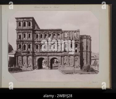 Vue de la Porta Nigra à Trèves, Anonyme, 1890 - 1896 Photomécanique tirage ce tirage fait partie d'un album. Papier collotype City-gate (+ City(-scape) avec figures, staffage) Trier. Porta Nigra Banque D'Images