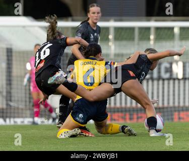 Sydney, Australie. 12 janvier 2024. Le milieu de terrain des Mariners Isabel Gomez vaincu par les adversaires. Wellington Phoenix contre Central Coast Mariners. Liberty A League. Tour Unity. Leichardt Oval. Lilyfield. Sydney. Australie (Joe SERCI/SPP) crédit : SPP Sport Press photo. /Alamy Live News Banque D'Images