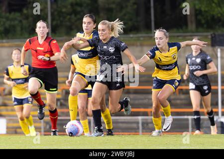 Sydney, Australie. 12 janvier 2024. L’attaquant de Phoenix Alyssa Whinham dribble et divise la défense. Wellington Phoenix contre Central Coast Mariners. Liberty A League. Tour Unity. Leichardt Oval. Lilyfield. Sydney. Australie (Joe SERCI/SPP) crédit : SPP Sport Press photo. /Alamy Live News Banque D'Images