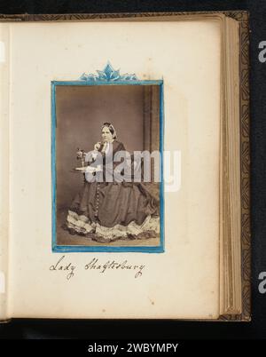 Portret van Lady Shaftesbury, anonyme, 1865 - 1867 photographie Portrait de Lady Shaftesbury (probablement Lady Emily Caroline Catherine Frances Cowper, 1810-1872). Photo sur album magazine dans album avec 68 photos principalement avec décorations de bord acclamées. Il s’agit principalement de portraits en format carte-de-visite. Support photographique pour l'Angleterre. carton. Aquarelle (peinture) albumen print personnes historiques - BB - femme Banque D'Images