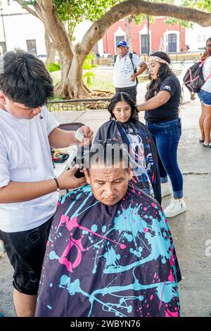 Merida Mexique, centro historico quartier historique central, Parque de San Juan, salon de beauté école de coiffure étudiante offrant des coupes de cheveux gratuites, te Banque D'Images