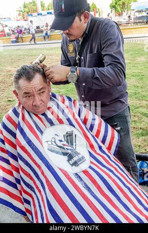 Merida Mexique, centro historico quartier historique central, Parque de San Juan, salon de beauté école de coiffure étudiante offrant des coupes de cheveux gratuites, ma Banque D'Images