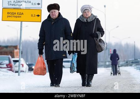 St. Petersburg, Russie. 12 janvier 2024. Un couple de personnes âgées marche dans les rues de St. Petersburg en hiver. Crédit : SOPA Images Limited/Alamy Live News Banque D'Images