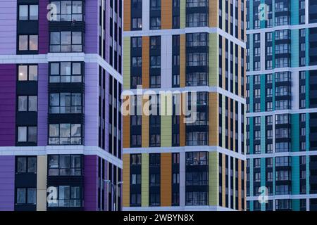 St. Petersburg, Russie. 12 janvier 2024. Vues des façades des nouveaux bâtiments résidentiels de plusieurs étages à Saint-Pétersbourg. Crédit : SOPA Images Limited/Alamy Live News Banque D'Images
