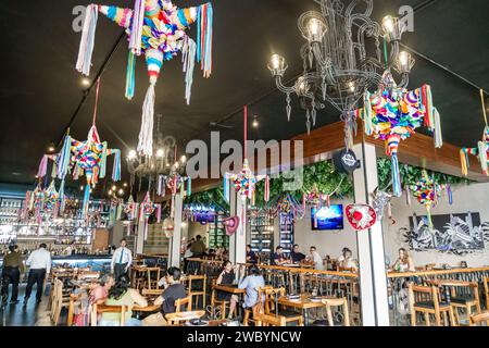 Merida Mexique, centro historico quartier historique central, Calle 63, Matilda salon Mexicano, restaurant dîner dîner à l'extérieur, café-bistro décontracté, bus Banque D'Images