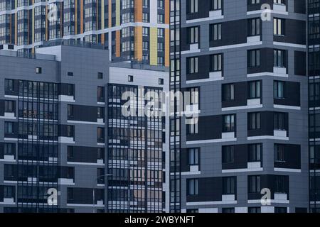 St. Petersburg, Russie. 12 janvier 2024. Vues des façades des nouveaux bâtiments résidentiels de plusieurs étages à Saint-Pétersbourg. (Photo Artem Priakhin/SOPA Images/Sipa USA) crédit : SIPA USA/Alamy Live News Banque D'Images