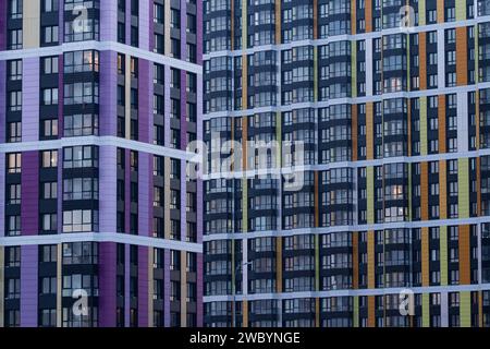 St. Petersburg, Russie. 12 janvier 2024. Vues des façades des nouveaux bâtiments résidentiels de plusieurs étages à Saint-Pétersbourg. (Photo Artem Priakhin/SOPA Images/Sipa USA) crédit : SIPA USA/Alamy Live News Banque D'Images