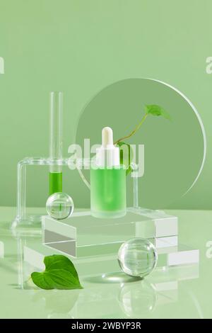 Sur fond pastel, la bouteille en verre avec compte-gouttes est placée sur un podium en forme de rectangle. La menthe de poisson (Houttuynia cordata) a été utilisée pour le centur Banque D'Images