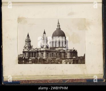 Vue de la cathédrale St Paul à Londres, Anonyme, c. 1860 - c. 1870 photographie partie de l'album de famille anglais avec des photos de personnes, de voyages, de cricket et d'œuvres d'art. Papier de la cathédrale Saint-Paul. Support photographique Albumen print Églises et dénominations protestantes. parties de l'extérieur de l'église et annexes : tour. Parties de l'intérieur de l'église : dôme Saint-Paul cathédrale Banque D'Images