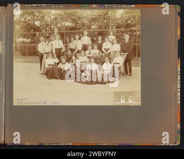 Portrait de groupe des membres d'un club de tennis, anonyme, 1910 photo Magazine Album avec un portrait de groupe des membres (hommes et femmes) d'un club de tennis sur un court de tennis. La signification de la désignation 'O.C' sur la photo est inconnue. Partie de l'album photo d'une famille néerlandaise inconnue ayant des liens au Suriname et aux Indes orientales néerlandaises (2). Carton néerlandais. support photographique tennis, tennis sur gazon (+ sportif, joueur, etc.) Pays-Bas Banque D'Images