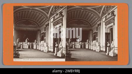 INTERIEUR Van de Sala della Niobe in de Galleria degli Uffizi te Florence, Giacomo Brogi, c. 1860 - c. 1890 Stereography Galerie des Offices carton. sculpture photographique imprimée à l'albumine sur support. intérieur  représentation d'un bâtiment. Exposition permanente, musée Galerie des Offices Banque D'Images