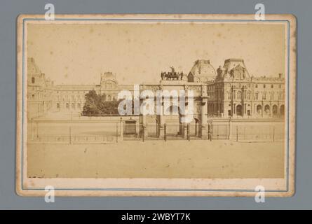 Vue du Louvre à Paris, Anonyme, photographie 1860 - 1890. Cabinet photographie Paris carton. support photographique albumen print jardins publics, parc. arc de triomphe. Vue sur la ville en général ; jardin des Tuileries 'veduta'. Musée du Louvre Banque D'Images