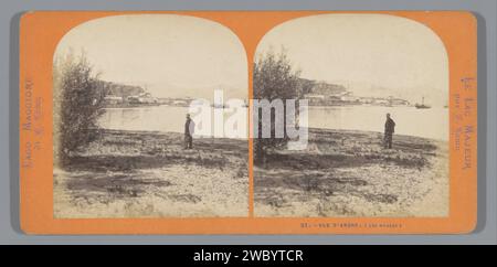 Vue d'Arona sur le Lago Maggiore, Ernest Eléonor Pierre Lamy, 1861 - 1878 Stereography Lake Maggiore carton. lac d'impression d'albumine de papier. bateau à vapeur, bateau à moteur. Côte du lac majeur. Arona Banque D'Images