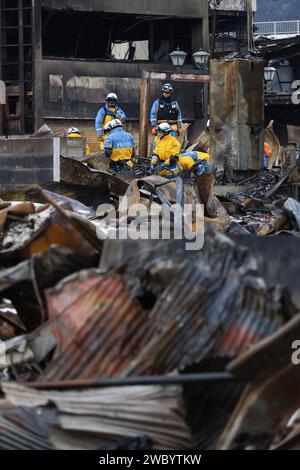 Ishikawa, Japon. 9 janvier 2024. Les policiers recherchent des victimes dans la rue Asaichi-dori, qui a brûlé à la suite d'un incendie à la suite d'un tremblement de terre à Wajima. Pour le deuxième jour, la police et d'autres autorités mènent une recherche intensive des victimes portées disparues sur les lieux d'un grand incendie qui a éclaté sur ''Asaichi-dori'' dans le centre de la ville de Wajima, préfecture d'Ishikawa, où un Tremor mesurant 6 supérieur sur l'échelle d'intensité sismique japonaise a été observé. (Image de crédit : © James Matsumoto/SOPA Images via ZUMA Press Wire) USAGE ÉDITORIAL SEULEMENT! Non destiné à UN USAGE commercial ! Banque D'Images