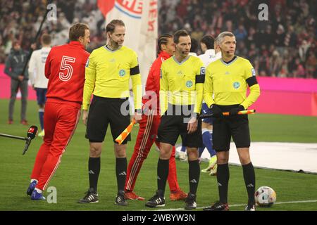 MUNICH, Allemagne. , . Arbitre assistant Dr. Martin Thomsen (à gauche), arbitre : Benjamin MARQUE et assistant Thomas Stein (à droite) avant le match de Bundesliga football entre le FC Bayern Muenchen et le TSG Hoffenheim à l'Allianz Arena de Munich le 12 janvier 2024, Allemagne. DFL, Fussball, 3:0, (photo et copyright @ ATP images/Arthur THILL (THILL Arthur/ATP/SPP) crédit : SPP Sport Press photo. /Alamy Live News Banque D'Images