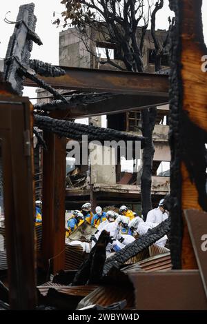 Ishikawa, Japon. 9 janvier 2024. Les policiers recherchent des victimes dans la rue Asaichi-dori, qui a brûlé à la suite d'un incendie à la suite d'un tremblement de terre à Wajima. Pour le deuxième jour, la police et d'autres autorités mènent une recherche intensive des victimes portées disparues sur les lieux d'un grand incendie qui a éclaté sur ''Asaichi-dori'' dans le centre de la ville de Wajima, préfecture d'Ishikawa, où un Tremor mesurant 6 supérieur sur l'échelle d'intensité sismique japonaise a été observé. (Image de crédit : © James Matsumoto/SOPA Images via ZUMA Press Wire) USAGE ÉDITORIAL SEULEMENT! Non destiné à UN USAGE commercial ! Banque D'Images