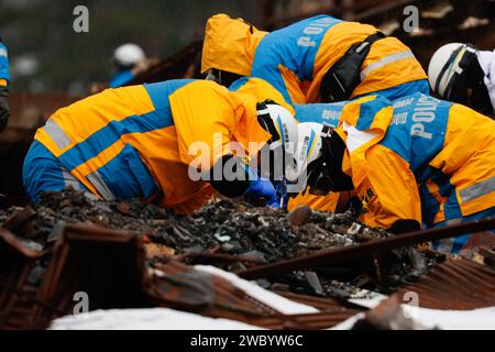 Ishikawa, Japon. 9 janvier 2024. Les policiers recherchent des victimes dans la rue Asaichi-dori, qui a brûlé à la suite d'un incendie à la suite d'un tremblement de terre à Wajima. Pour le deuxième jour, la police et d'autres autorités mènent une recherche intensive des victimes portées disparues sur les lieux d'un grand incendie qui a éclaté sur ''Asaichi-dori'' dans le centre de la ville de Wajima, préfecture d'Ishikawa, où un Tremor mesurant 6 supérieur sur l'échelle d'intensité sismique japonaise a été observé. (Image de crédit : © James Matsumoto/SOPA Images via ZUMA Press Wire) USAGE ÉDITORIAL SEULEMENT! Non destiné à UN USAGE commercial ! Banque D'Images