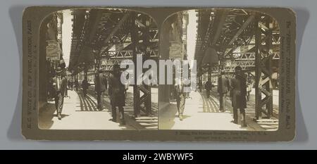 Vue de Bowery sous la ligne de chemin de fer, anonyme, H.C. White Co., 1905 Stereography New York (City) Cardboard. Baryta papier gélatine argent imprimé chemin de fer, train New York (ville) Banque D'Images