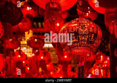 Lanternes rouges (mot signifie bénédiction, bonne santé et richesse, devenir riche) accrochées au temple chinois qui décorent pour le festival du nouvel an chinois. Banque D'Images