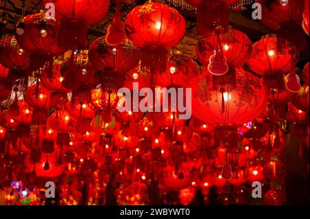 Lanternes rouges (mot signifie bénédiction, bonne santé et richesse, devenir riche) accrochées au temple chinois décorant pour le festival du nouvel an chinois. Banque D'Images
