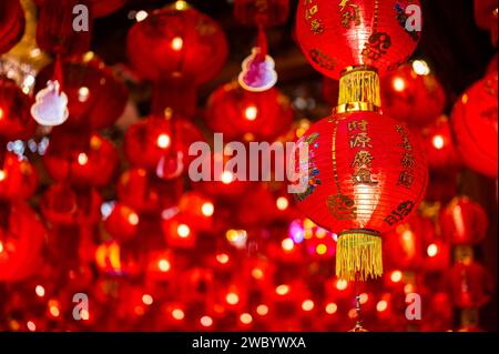 Lanternes rouges (mot signifie que la richesse peut venir généreusement à vous) décorant pour le festival du nouvel an chinois. Banque D'Images