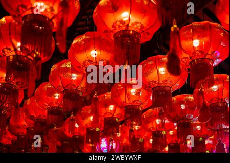 Lanternes rouges (mot signifie bénédiction, bonne santé et richesse, devenir riche) décorant pour le festival du nouvel an chinois. Banque D'Images