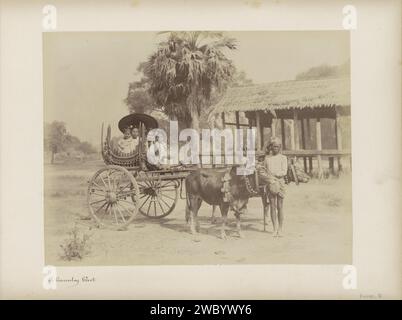 Quatre jeunes femmes birmanes dans une charrette de taureau, Myanmar, anonyme, c. 1885 - c. 1886 photographie partie de Reisalbum avec des photos de sites en Birmanie. Papier Yangon. support photographique. Carton imprimé albumen véhicule à deux roues, dessiné par des animaux Bonel Banque D'Images