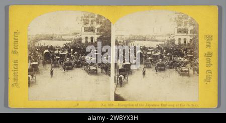 Spectateurs et représentants officiels à Battery Park attendent la première délégation japonaise aux États-Unis, New York, George Stacy (peut-être), 1860 Stereography New York (ville) carton. Papier albumen print réunion, assemblée - AA - en plein air New York (ville). Battery Park (New York) Banque D'Images