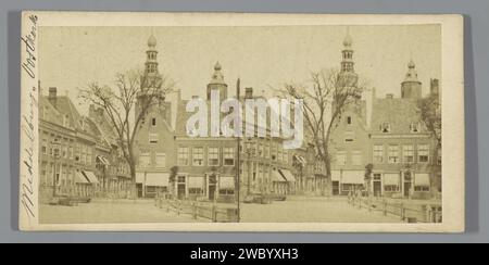 Rue à Vlissingen, avec la tour de la Grote ou Sint-Jacobskerk, Pieter Oosterhuis (attribué à), 1859 - 1870 stéréographie contrairement au titre sur l'objet, l'Oostkerk n'est pas montré ici Middelburg. Rinçage du carton. papier albumen print street. Parties de l'extérieur de l'église et annexes : tour Sint-Jacobskerk Banque D'Images