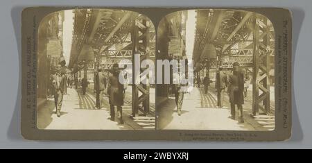 Vue de Bowery sous la ligne de chemin de fer, anonyme, H.C. White Co., 1905 Stereography New York (City) Cardboard. Baryta papier gélatine argent imprimé chemin de fer, train New York (ville) Banque D'Images