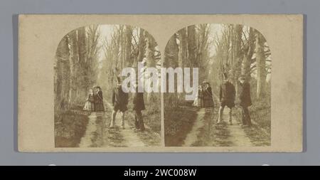 Deux hommes et femmes sur une avenue dans une forêt, Anonyme, c. 1850 - c. 1880 stéréographe Europe carton. support photographique albumen imprimer bois et parc (comme lieux de loisirs). marche, randonnée (loisirs). Chemin forestier ou ruelle Europe Banque D'Images