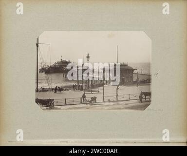 Pier van Brighton vu du boulevard, c. 1880 - c. 1910 photographie partie d'un album de voyage avec des sites en Angleterre, Suisse, France et Allemagne. Papier Brighton. Support photographique albumen print jetée, quai, quai Brighton Banque D'Images