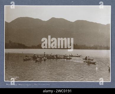 Vue du lac Manindjau sur Sumatra avec des pêcheurs en canoës, Christiaan Benjamin Nieuwenhuis, c. 1900 - c. 1920 photographie partie de Reisalbum avec des photos des activités et des sites sur Sumatra et Java et du voyage vers et des Indes orientales néerlandaises. Papier Sumatra. support photographique gélatine argentique laque pour impression. pêcheur. Filet de pêche Sumatra Banque D'Images