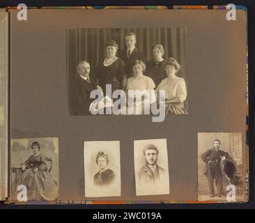 Compagnies et portraits, anonyme, c. 1900 - c. 1925 photographie Album Magazine avec des photos d'une compagnie dans un cercle intime lors d'une occasion festive et un portrait de studio d'un couple. Aussi un enregistrement de deux couples dans une voiture à Scheveningen. Partie de l'album photo d'une famille néerlandaise inconnue ayant des liens au Suriname et aux Indes orientales néerlandaises (1). Carton néerlandais. support photographique tirage argentique sur gélatine homme adulte. femme adulte. festivités privées, joyeuse compagnie. automobile. studio requis  photographe Scheveningen. Pays-Bas Banque D'Images